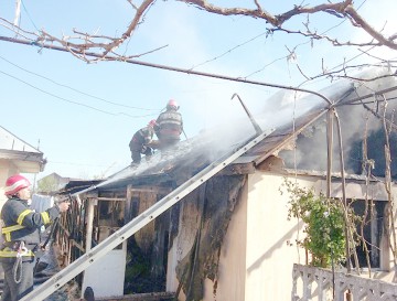 Un garaj din Mereni a luat foc